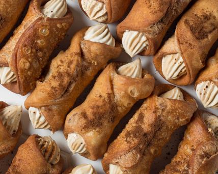  An indulgent treat for coffee lovers and biscuit enthusiasts alike: our cookie-cannoli and coffee cream recipe