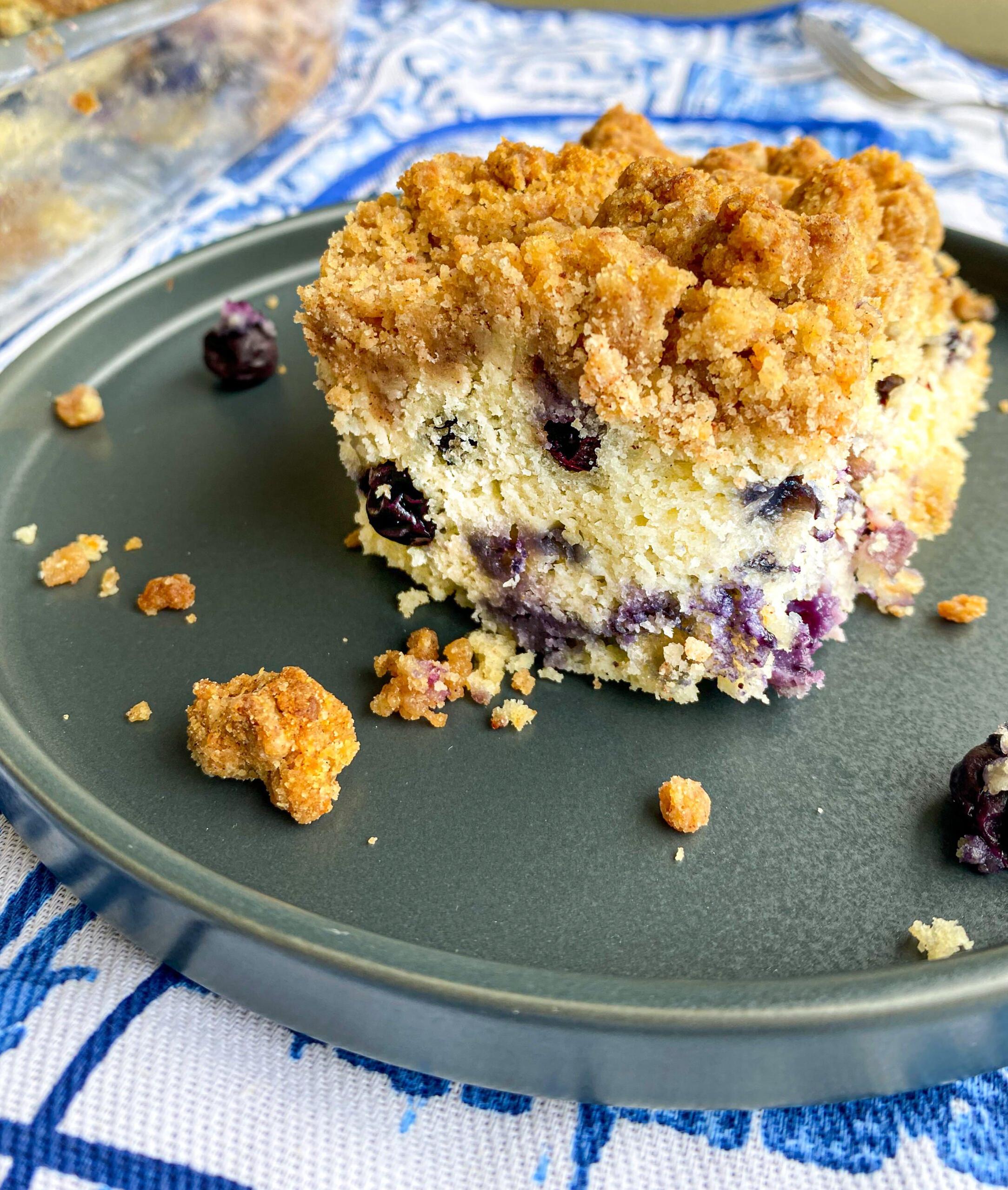 Can't decide between coffee and dessert? Have both with this blueberry coffee cake. 👌