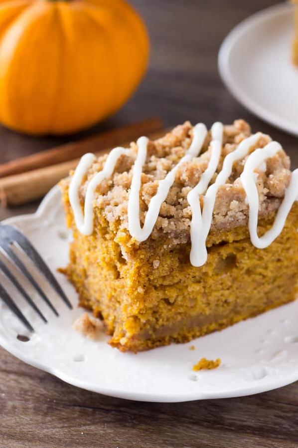  Spice up your morning routine with this sweet and spiced pumpkin coffee cake!