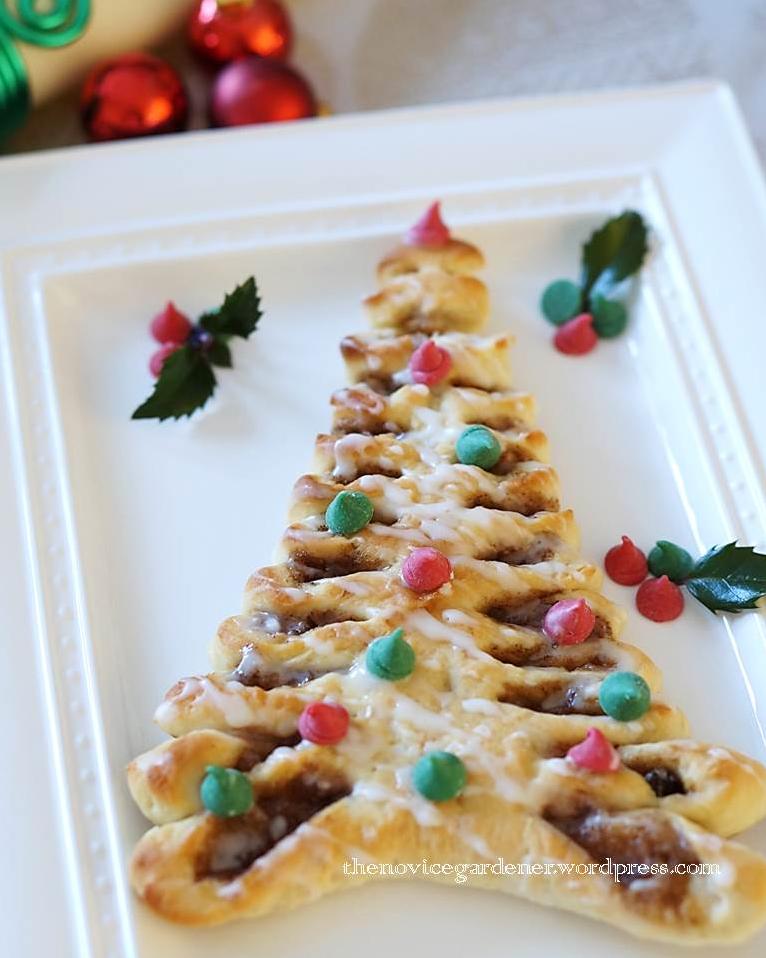  Sprinkle some holiday cheer on top of your morning coffee with this Christmas Tree Coffee Cake! 🎄☕