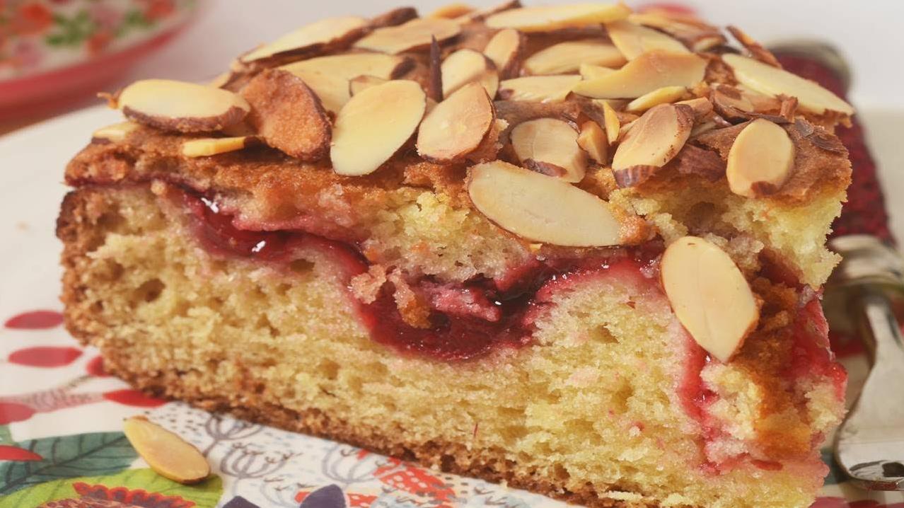  The aroma of freshly baked strawberries and almonds is heavenly.