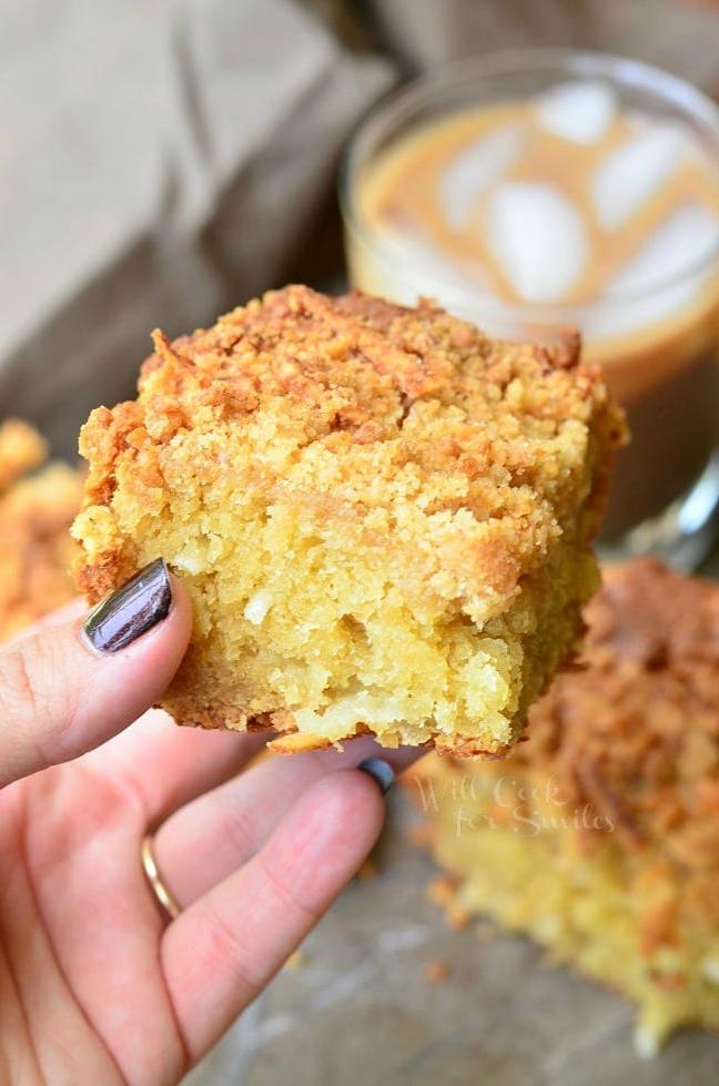  The coconut in this cake gives it a crispy and chewy texture, perfect for a morning snack.