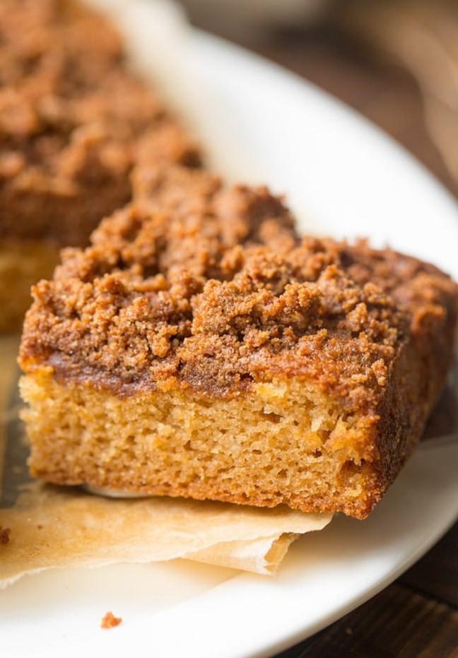  The combination of cinnamon and almond flour gives this cake a warm and cozy flavor.