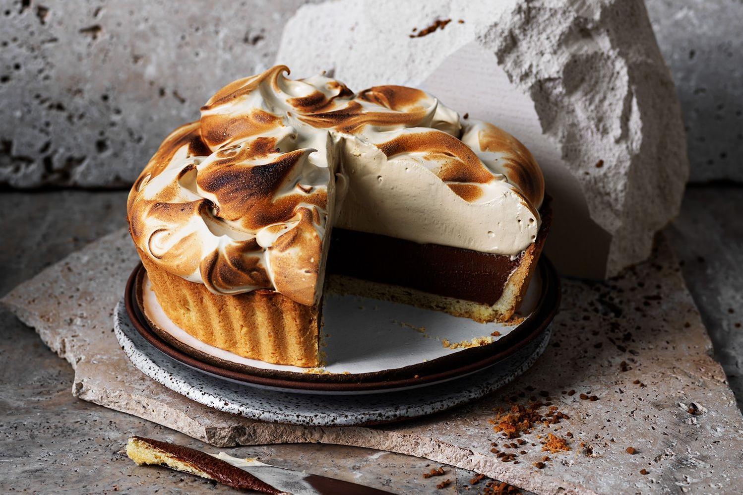  The fluffy and airy meringue topping balances perfectly the rich aromas of coffee and the sweet notes of the crust.