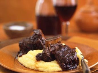  The hearty aroma of short ribs with coffee ancho chile sauce will make your mouth water.