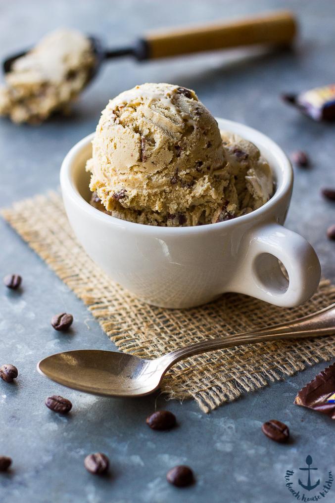  Who says coffee can't be a dessert? Get the best of both worlds with this delicious ice cream. 😍👌