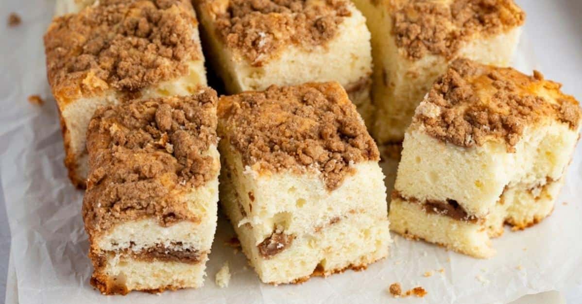  With a light crumb and plenty of cinnamon streusel, this cake is perfect for breakfast or afternoon coffee break.