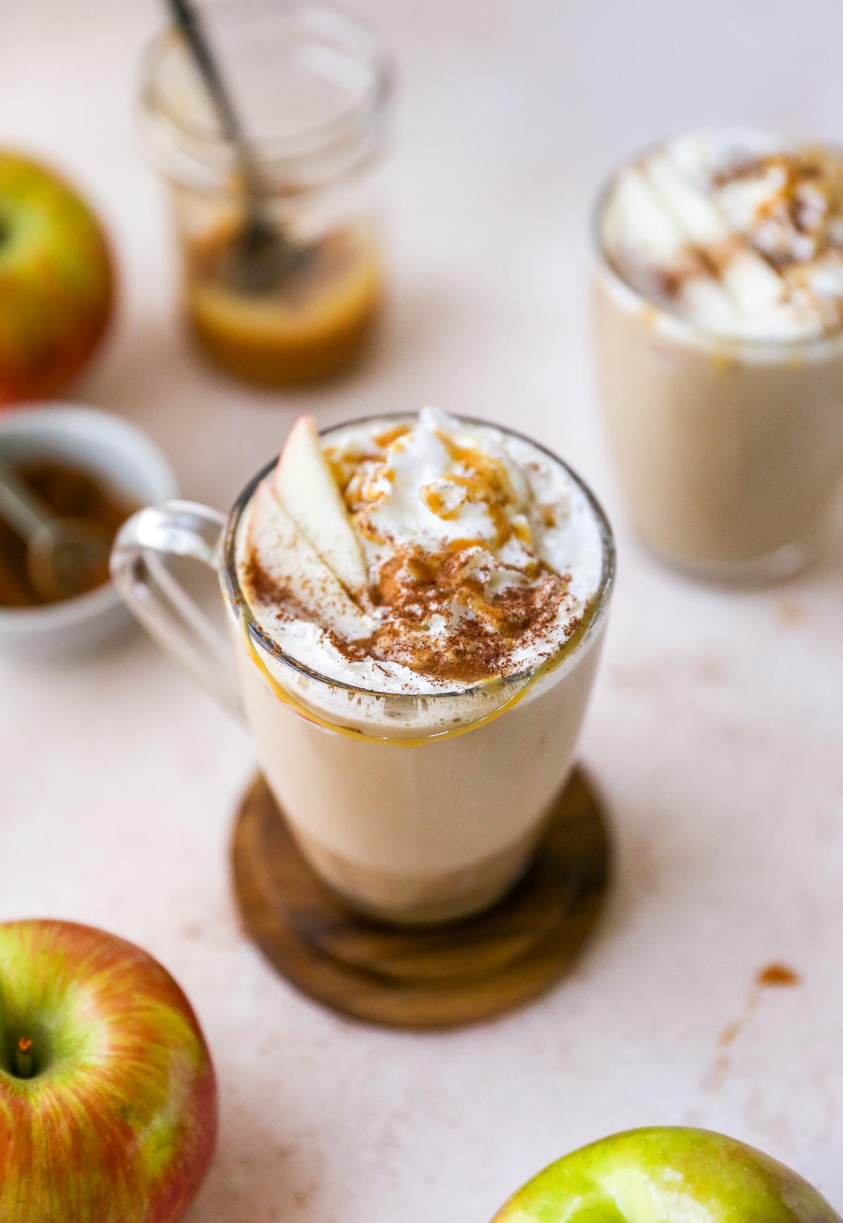  With the perfect blend of sweet and spicy, this caramel cinnamon apple latte won't disappoint👌